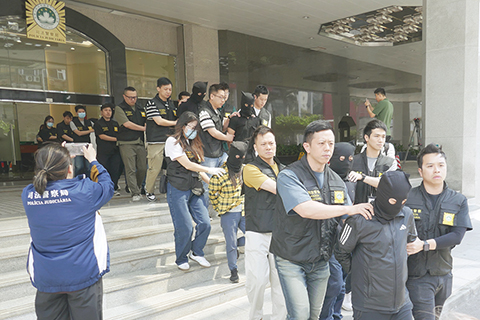 ◎ 跨境電信詐騙集團案,司警拘十三人。