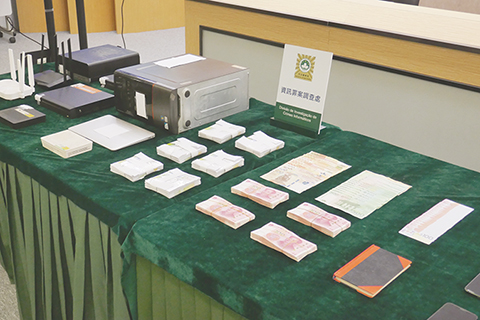 ◎ 行動中檢獲電話卡、電腦及現金。