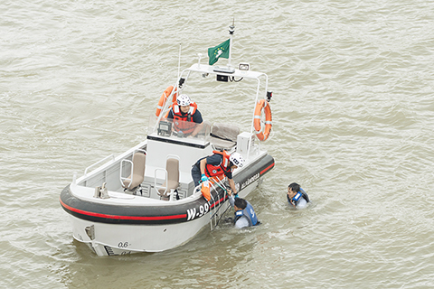 ◎ 模擬突發事件:澳門海關拯救墮海人士。