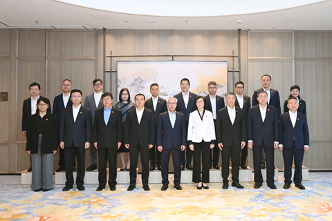 ◎ 行政長官岑浩輝與珠海市委書記陳勇及市長吳澤桐合影。