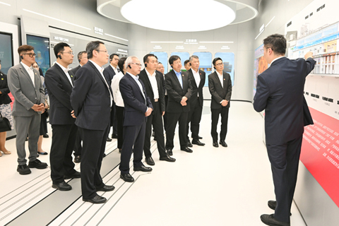 ◎ 行政長官岑浩輝在珠海考察一家半導體科技公司。