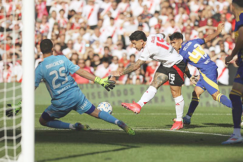 ◎ 四月二十七日,河床隊球員迪李斯射門。在布宜諾斯艾利斯舉行的二0二五賽季阿根廷足球甲級聯賽第十五輪比賽中,河床隊主場二比一戰勝博卡青年隊。(新華社發)