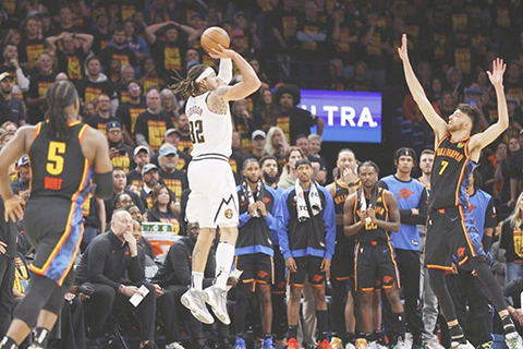 ◎ 金塊卅二號朗哥頓最後時刻貢獻三分球,戰勝雷霆。(美聯社)