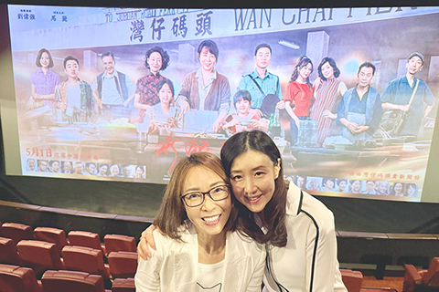 ◎「水餃皇后」臧姑娘的長女(左)和幼女出席謝票活動,回憶母親節獻花。