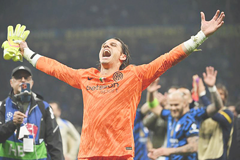 ◎ 五月六日,屢救險球的國際米蘭守門員恩蘇馬慶祝勝利。(新華社發)