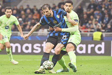 ◎ 曾患癌症卅七歲的阿沙比(中)為國米追平三比三,得以加時。(新華社發)