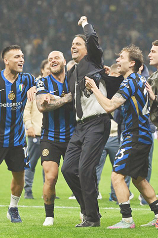 ◎ 主帥小恩沙基和國米戰將賽後歡慶,球迷終於明白日前意甲連敗示弱的良苦用心。(新華社發)