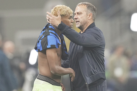 ◎ 巴塞主帥費歷克落敗後,安慰小將耶馬。(美聯社)