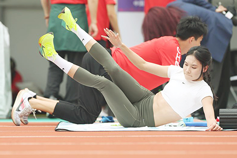 ◎ 五月九日,中國隊劉英蘭(前)在訓練中。中國田徑隊在廣州天河體育中心訓練,備戰將於十日開賽的二0二五年世界田聯接力賽。(新華社記者 李明 攝)