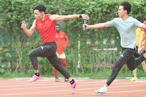 ◎ 五月九日,中國隊陳冠鋒(左)與陳錦豐在訓練中交接棒。中國田徑隊在廣州天河體育中心訓練,備戰將於十日開賽的二0二五年世界田聯接力賽。(新華社記者 李明 攝)