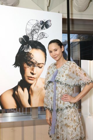 ◎ Amanda S與「狼瘡日」藝展作品合照。