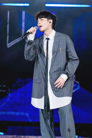 ◎ 林宇中突然下跪嚇俊傑一跳。