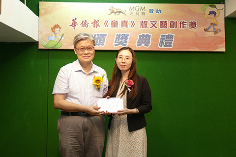 本報梁智生總編輯(左)致送紀念品予福建學校吳婷婷老師(右)