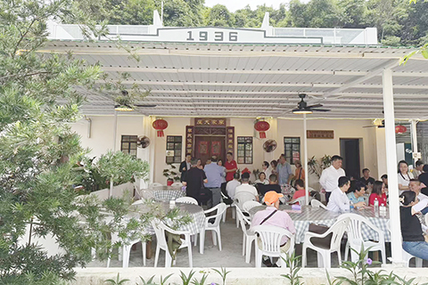 ◎ 今年是抗戰勝利八十周年,「東江縱隊港九獨立大隊交通總站舊址紀念碑揭幕典禮」於五月十九日舉行。中通社現場所見,位於香港深涌的交通站舊址是一處名為「李家大屋」的白牆大屋,屋上方標有建築年份「一九三六」四個數字,是屋主李源毓斥資於一九三六年建成,供其兄弟及家人居住,至今仍保存完好。(香港中通社圖片)