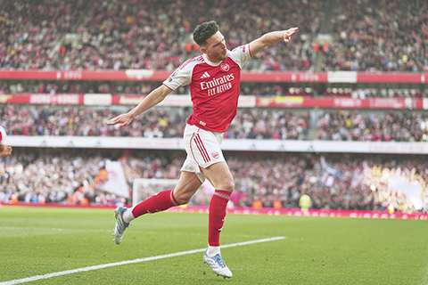 ◎ 五月十八日,在倫敦酋長球場舉行的阿仙奴和紐卡素隊的英超足球比賽中,阿仙奴的德克蘭.賴斯在打進球隊的第一個進球後慶祝。(美聯社/Kirsty Wigglesworth)