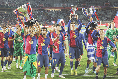 ◎ 五月十八日,在西班牙巴塞隆拿的路易斯公司奧林匹克體育場,巴塞隆拿與維拉利爾之間的西班牙甲組足球比賽後,巴塞隆拿隊員慶祝贏得西甲冠軍。(美聯社/Joan Monfort)