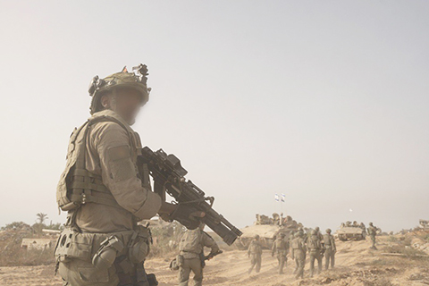 ◎ 以色列國防軍五月十八日發表聲明說,過去一天,以軍在加沙地帶多個地區啟動了代號「基甸戰車」的地面行動。圖為十九日發佈的照片顯示,以軍部隊在加沙地帶展開軍事行動。(新華社發以色列國防軍供圖)