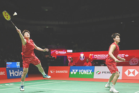 ◎ 五月二十四日,劉聖書/譚寧(左)在比賽中。在馬來西亞吉隆坡舉行的馬來西亞羽毛球大師賽女雙半決賽中,中國組合劉聖書/譚寧二比一戰勝印度尼西亞組合拉哈尤/費比,晉級決賽。(新華社發 張紋綜 攝)