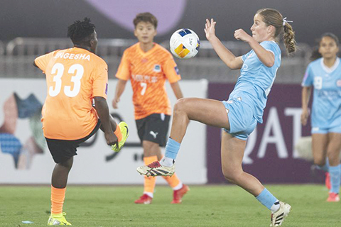 ◎ 五月二十四日,墨爾本城隊球員麥克馬洪(前右)和武漢車谷江大隊球員恩格沙(前左)在比賽中拼搶。在湖北武漢舉行的亞足聯女足俱樂部冠軍聯賽決賽中,中國武漢車谷江大隊九十分鐘一比一戰平澳大利亞墨爾本城隊。(新華社記者 伍志尊 攝)