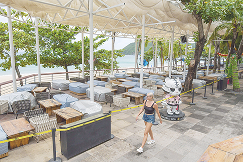 ◎ 六月十二日,大東海旅遊區海邊餐飲店已做好防颱風準備。受二0二五年第一號颱風「蝴蝶」影響,海南省三亞市涉山、涉海旅遊景區全部暫停營業,全力應對即將到來的強風雨天氣。(中新社)