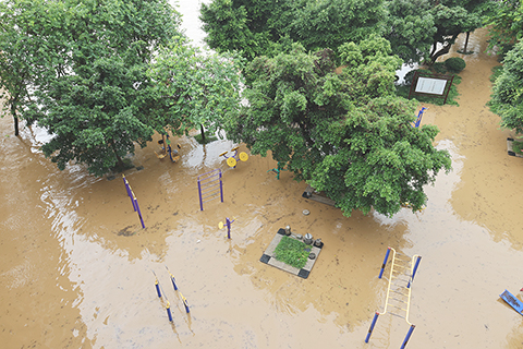 ◎ 六月廿一日,廣西柳州市城區沿江低窪地段被洪水淹沒。據廣西壯族自治區水文中心預測,受持續強降雨影響,柳江將出現編號洪水,柳江柳州城區河段將出現超警一米左右的洪水(警戒水位八十二點五米)。圖為沿河路段被淹。(中新社記者林馨 攝)