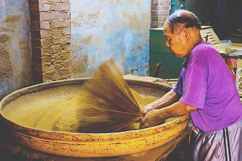 ◎ 老師傅展現沾水、滾香、掄香扇的熟練香藝功力。(香港中通社圖片)