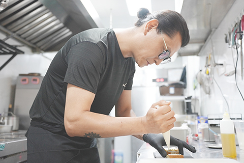 ◎ 六月十二日,江西南昌,李金陽在厨房忙碌。(吳敏 攝)