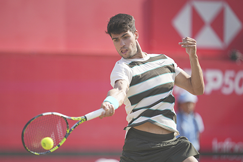 ◎ 六月二十日,在倫敦舉行的女王杯錦標賽四分之一決賽中,西班牙的卡洛斯-艾卡拉斯對陣法國的亞瑟-林德克內希。(美聯社/Kin Cheung)