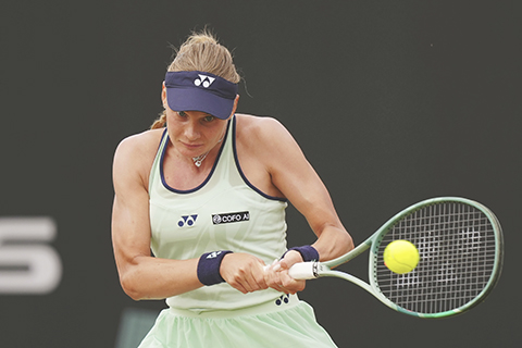 ◎ 六月二十一日,在英國諾丁漢舉行的諾丁漢公開賽女單半決賽中,烏克蘭的達亞娜.亞絲特雷姆絲卡在波蘭的瑪格達.里內特(Magda Linette)的比賽中以予回擊。(邁克.埃格頓/賓夕法尼亞州/美聯社)