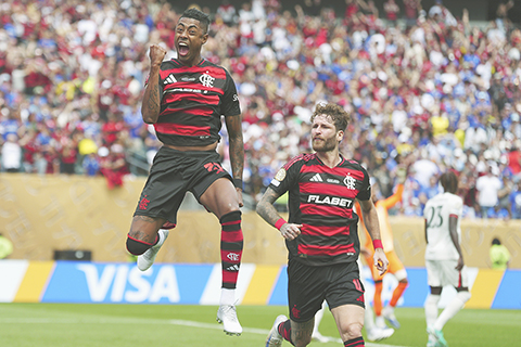 ◎ 六月二十日,在費城舉行的世冠盃D組法林明高對陣車路士的比賽中,法林明高的布魯諾.恩斯利(左)在進球后慶祝。(美聯社/Derik Hamilton)