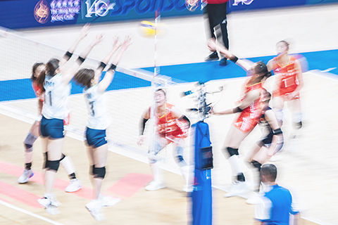 ◎ 六月二十一日晚,世界女排聯賽二零二五(中國香港站)繼續在香港啟德體藝館進行,中國隊以三比一力克日本隊,取得三連勝。圖為中國隊(紅衣)在比賽中進攻。(中新社記者侯宇 攝)