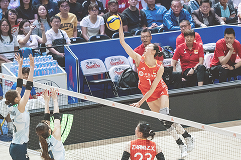 ◎ 六月二十一日晚,世界女排聯賽二零二五(中國香港站)繼續在香港啟德體藝館進行,中國隊以三比一力克日本隊,取得三連勝。圖為中國隊吳夢潔(紅衣一號)在比賽中扣球。(中新社記者侯宇 攝)