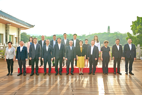 ◎ 行政長官岑浩輝與惠州市委書記劉吉及市長陳宇航等合影。