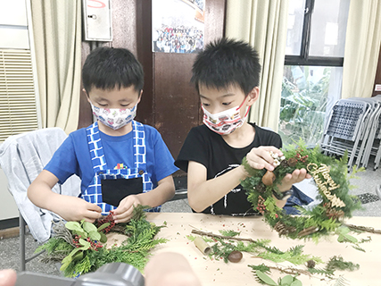 ◎ 在教堂製作聖誕花圈