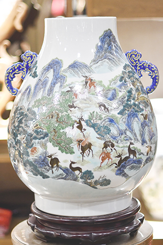 ◎ 京彩瓷博物館展示的京彩瓷珍品《粉彩百鹿尊》(六月十八日攝)。