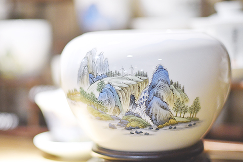 ◎ 京彩瓷博物館展示的京彩瓷展品(六月十八日攝)。