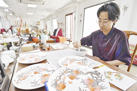 ◎ 一名京彩瓷青年傳承人在進行顏料磨製(六月十八日攝)。