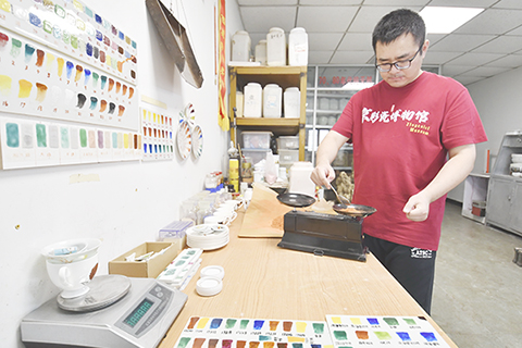 ◎ 京彩瓷青年傳承人劉宇帥進行釉色調配(六月十八日攝)。