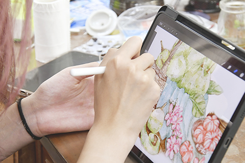 ◎ 一名京彩瓷青年傳承人在進行彩繪設計(六月十八日攝)。