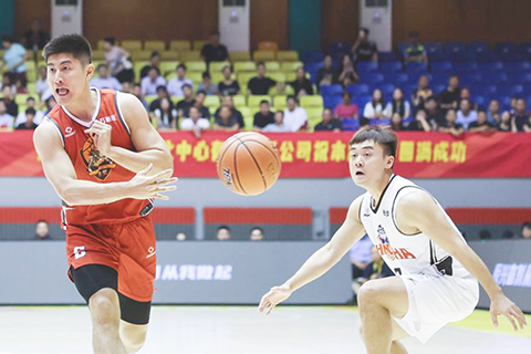 ◎ 八月二十一日,石家莊翔藍隊球員王炫(左)分球。全國男子籃球聯賽(NBL)常規賽第十八輪比賽中,石家莊翔藍隊主場九十四比九十一戰勝長沙勇勝隊。(新華社發 梁子棟 攝)