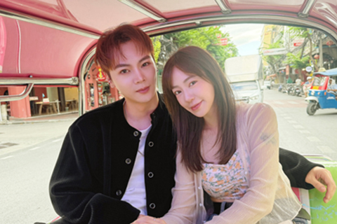 ◎ 台灣歌手古曜威日前推出孤獨三部曲中的最終章《只剩孤單陪我回家》MV,此次MV邀請藝人陳天仁擔任女主角,更遠赴泰國曼谷拍攝。(香港中通社圖片)