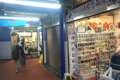 ◎ 文創與蔬菜同柜。