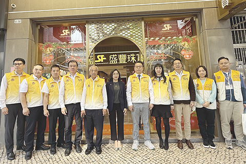 ◎ 澳門金業同業公會一連三日到全澳會員商號抽檢金飾。