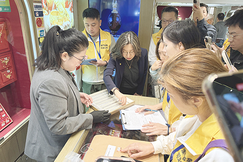 ◎ 澳門經濟及科技發展局代表全程隨行監督指導抽檢工作。