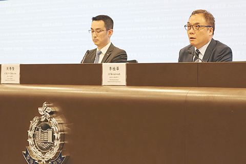 ◎ 十二月十二日,香港警務處國家安全處(國安處)在警察總部舉行記者會。國安處總警司李桂華稱疑有人組織反政府操練,並首次引用《國安條例》下的「非法操練」罪拘捕九人,繳獲數件非法武器及爆炸物。圖為國安處總警司李桂華(右)及警司周學賢出席記者會。(香港中通社記者 鄧梓傑 攝)