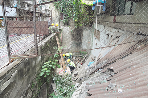 ◎ 政府早前清拆三層樓上街的殘危僭建物。