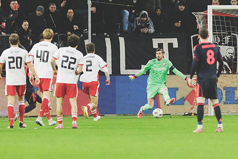 ◎ 諾定咸森林的阿諾.卡利穆恩多在十二月十一日於荷蘭烏特勒支舉行的歐霸聯賽開幕階段,烏特勒支對諾丁漢森林的比賽中攻入首球。(美聯社/Patrick Post)