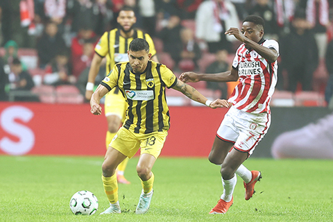 ◎ 貝迪斯的納爾遜.德奧薩(左)在十二月十一日星期四於克羅地亞札格雷布舉行的歐霸聯賽足球比賽中,對陣GNK薩格勒布戴拿模比賽中,帶球闖對方禁區。(美聯社/Darko Bandic)