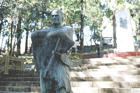 ◎ 中新社記者走訪台灣南投縣仁愛鄉霧社事件紀念公園,台灣少數民族抗日英雄莫那.魯道的雕像上樹影斑駁。(中新社記者 朱賀 攝)