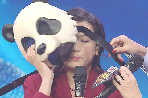 ◎ 揭曉面罩時原來是葉凱茵。